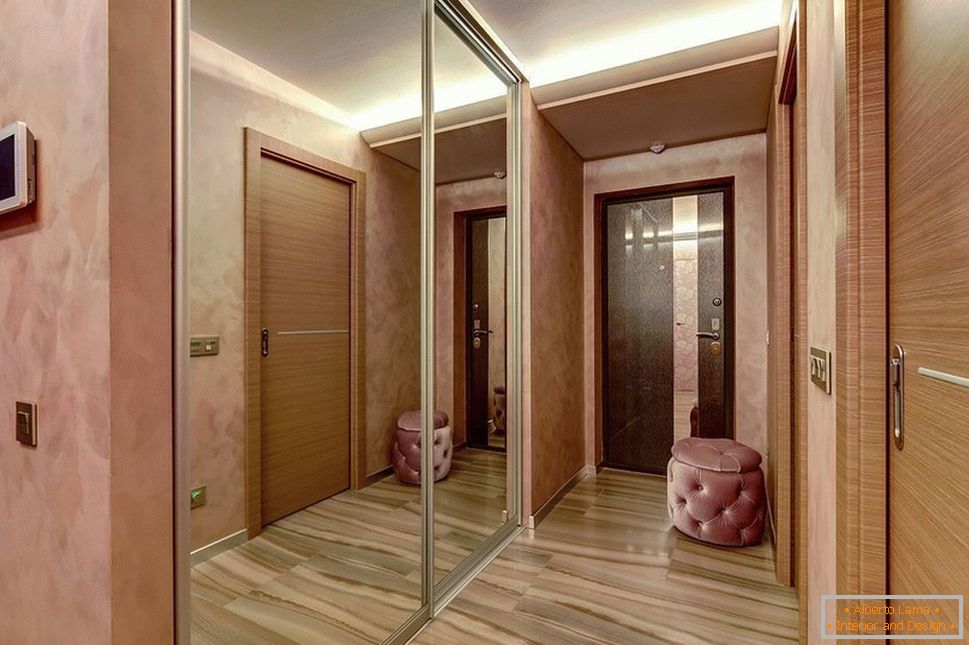 Zrcalna omara na hodniku