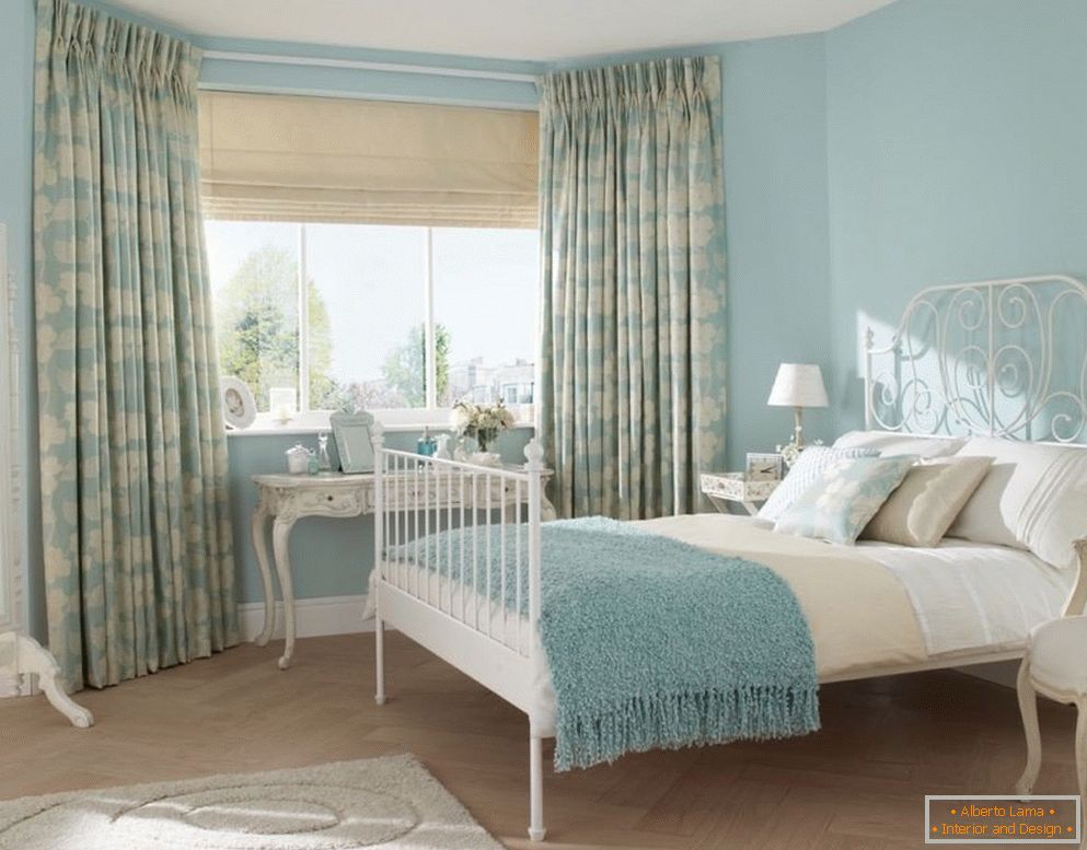 Zavese za oblikovanje spalnice v modri barvi
