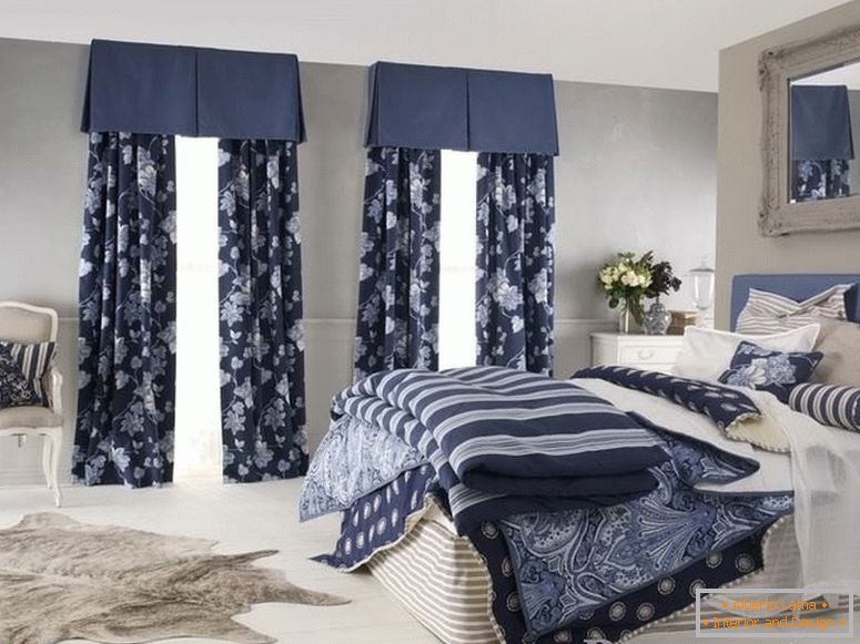 Kombinacija barve zaves in tekstila v spalnici