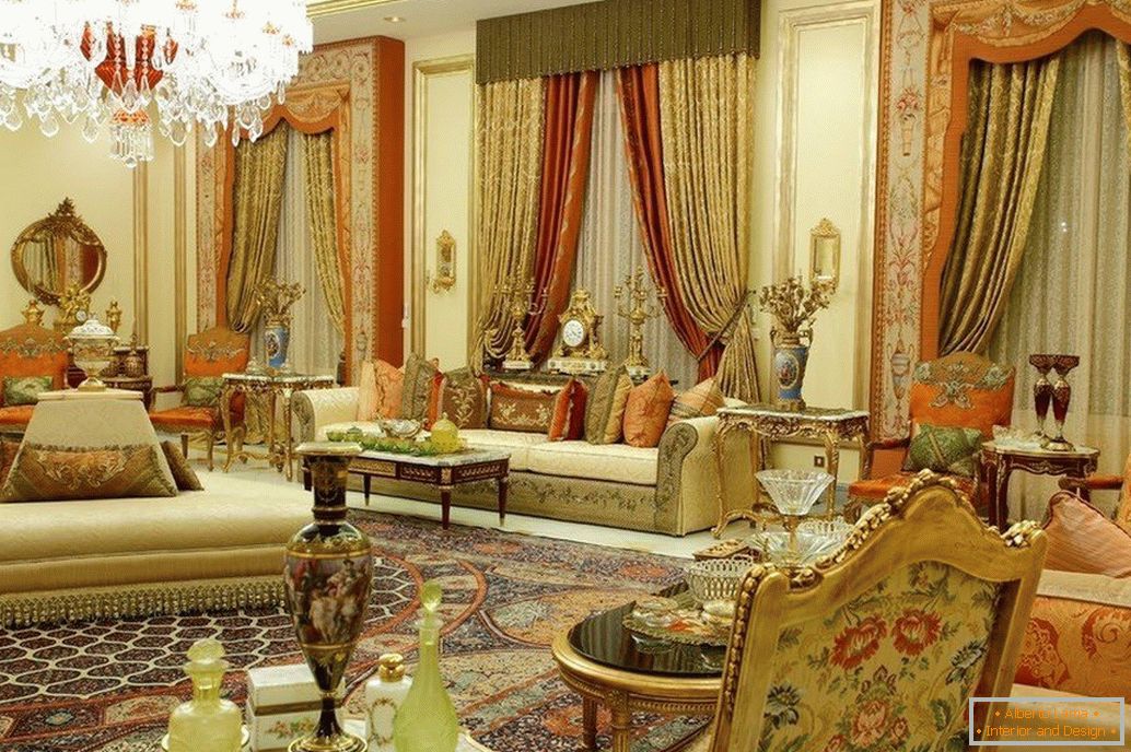 Soba z orientalskim pohištvom in zavesami