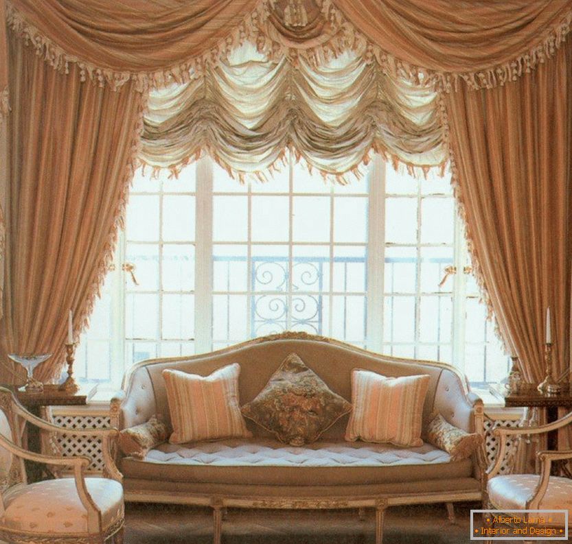 Notranjost z elegantnimi zavesami in kavčem