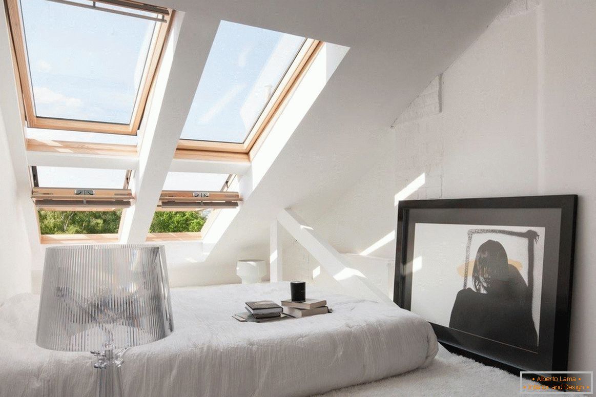 Udobna spalnica z okni na strehi