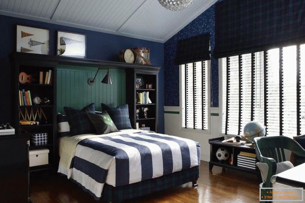 Velika spalnica za dečka v modrih barvah
