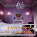 Lilac ozadje v spalnici z elegantno notranjostjo