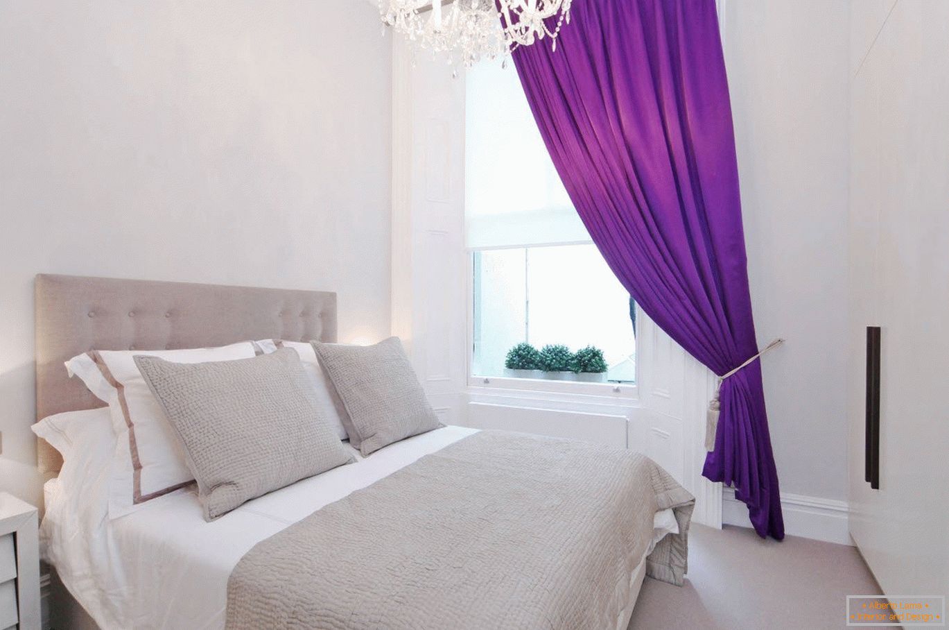 Vijolične zavese v beli notranjosti spalnice