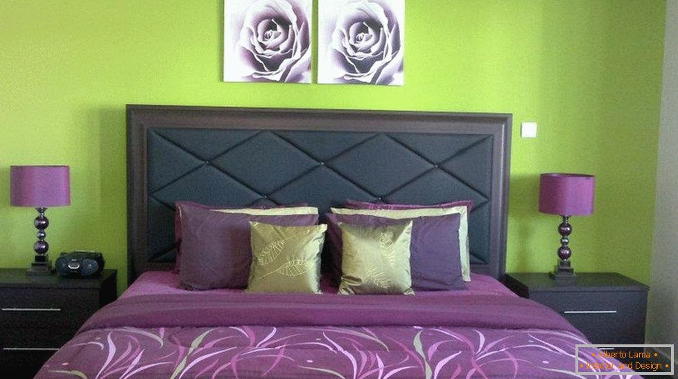 Svetlo zelene stene in vijolični tekstil v spalnici