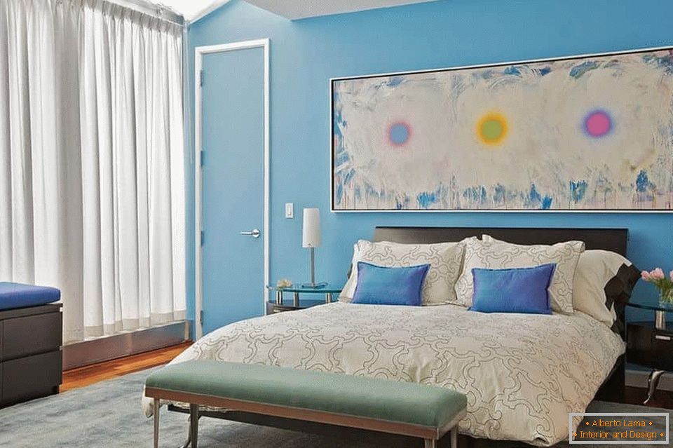 Svetla spalnica с голубыми стенами