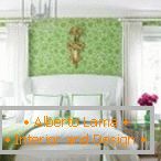 Elegantna spalnica v zelenih in belih barvah