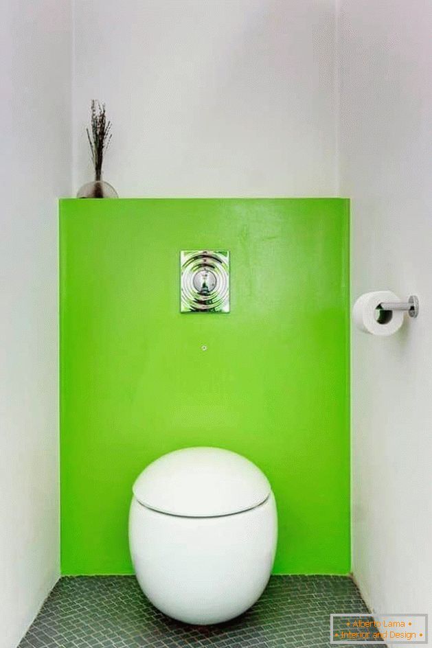 Majhen WC v beli barvi z straniščno skledo nenavadne oblike