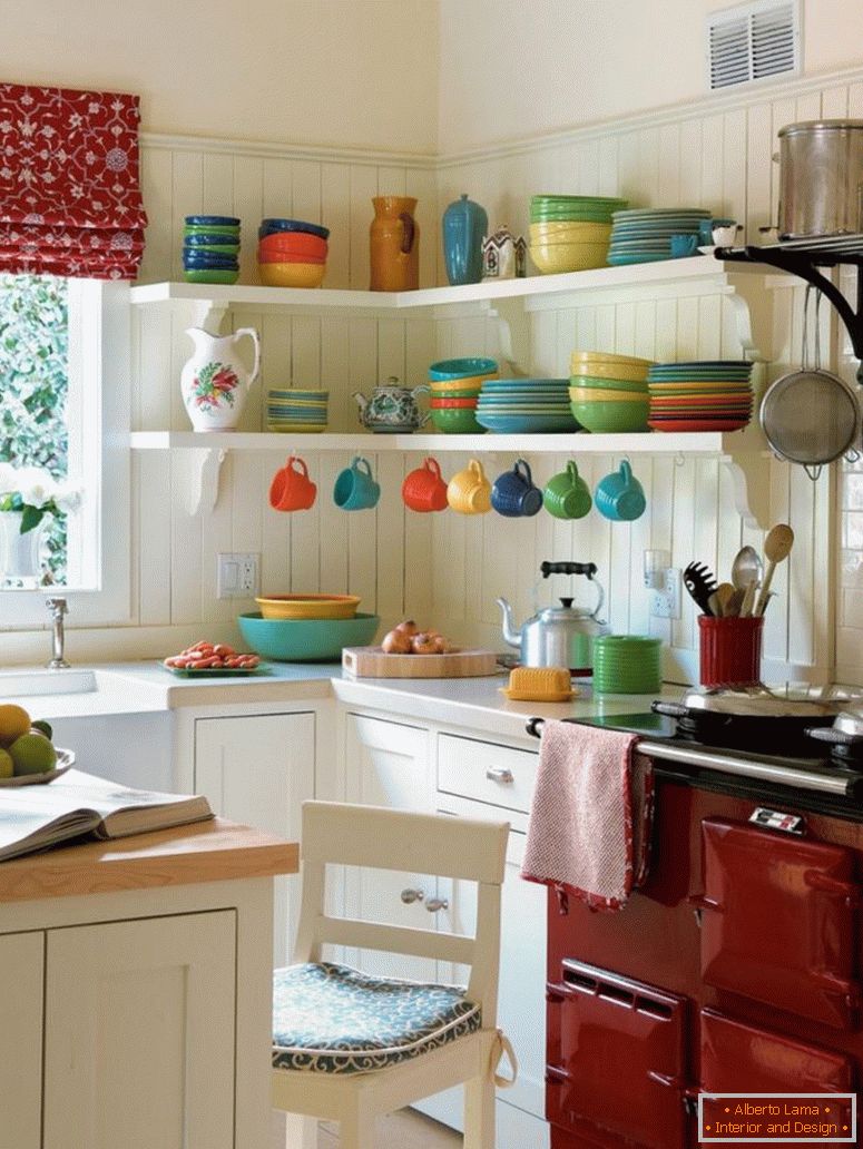 lepe-slike-majhnih kuhinjskih zasnov-idej-z belo-konča-leseni-kotiček-police-pritrjene na leseni obloge-stene-1120x1493