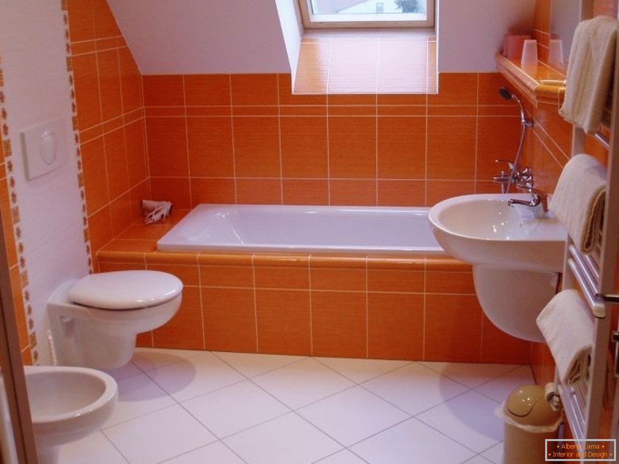 Oranžna kopalnica z majhnim oknom