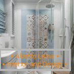 Okrasite stene v kopalnici z dekorativnimi ploščicami
