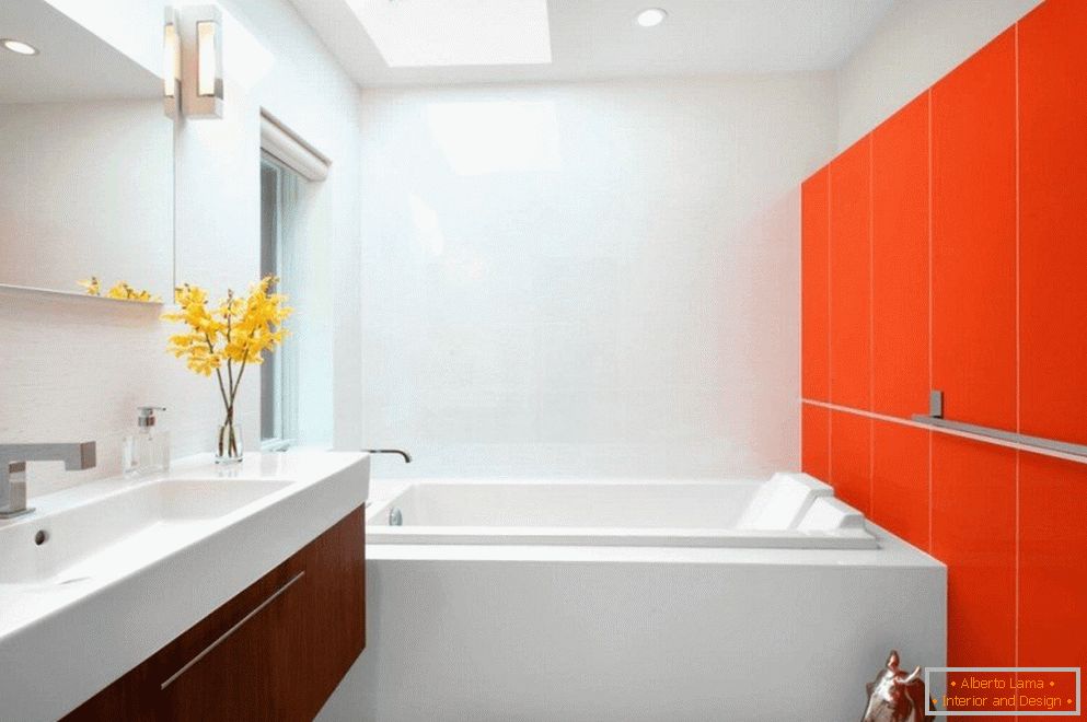 Oranžno-bela kopalnica notranjost