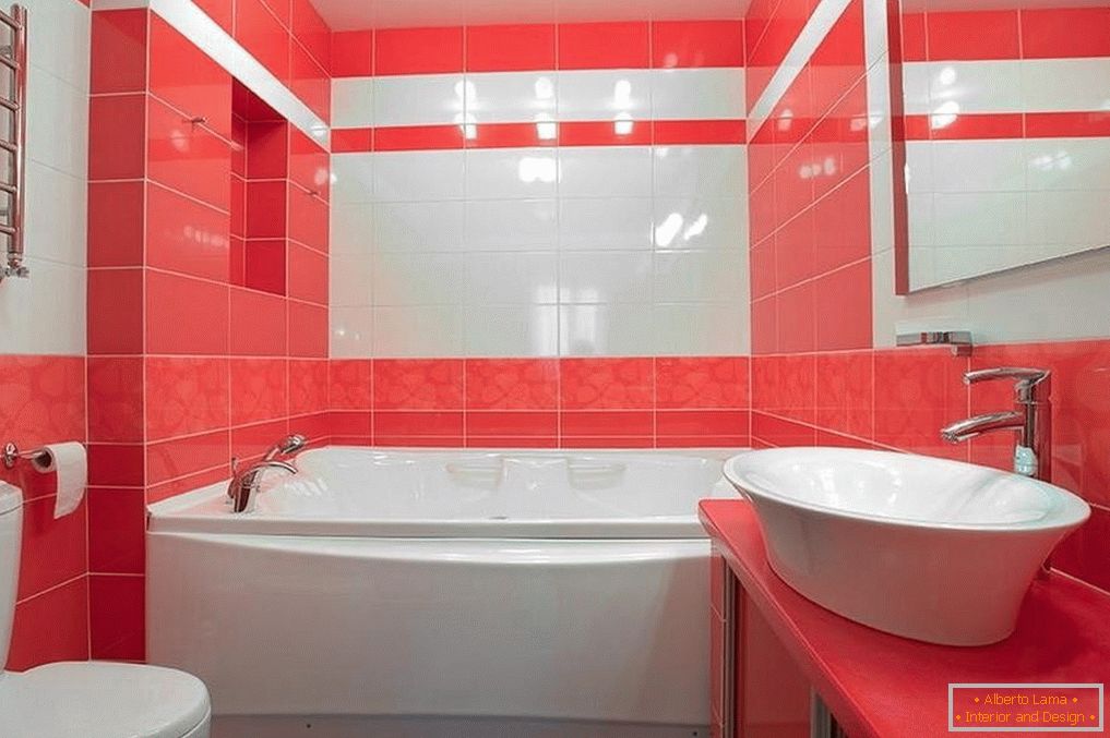 Bele in rdeče ploščice v kopalnici