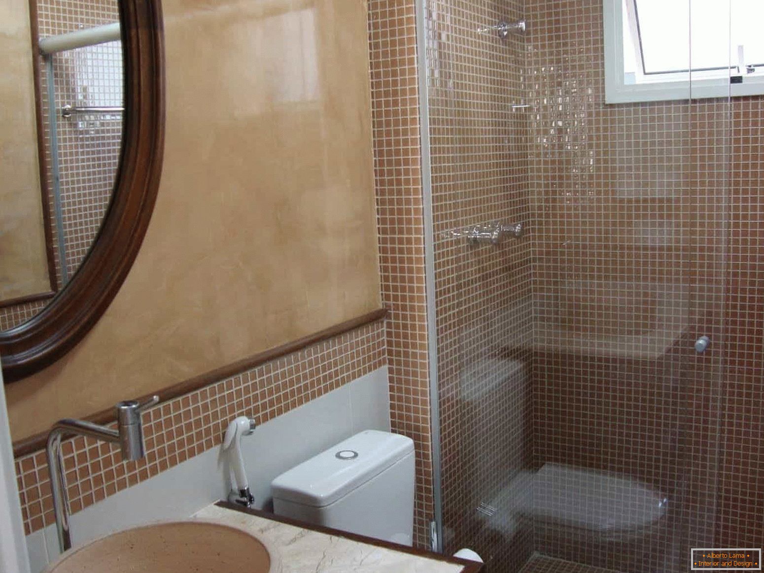 Mozaik je priljubljen pri zaključku kopalnice v panelni hiši