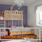 Otroška soba z leseno dvonadstropno posteljo