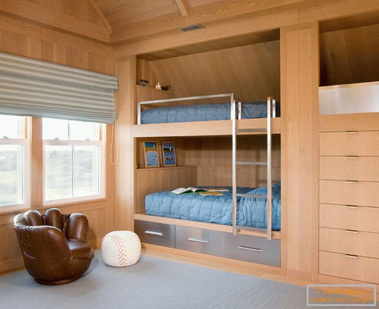 Postelja v spalnici z leseno oblogo
