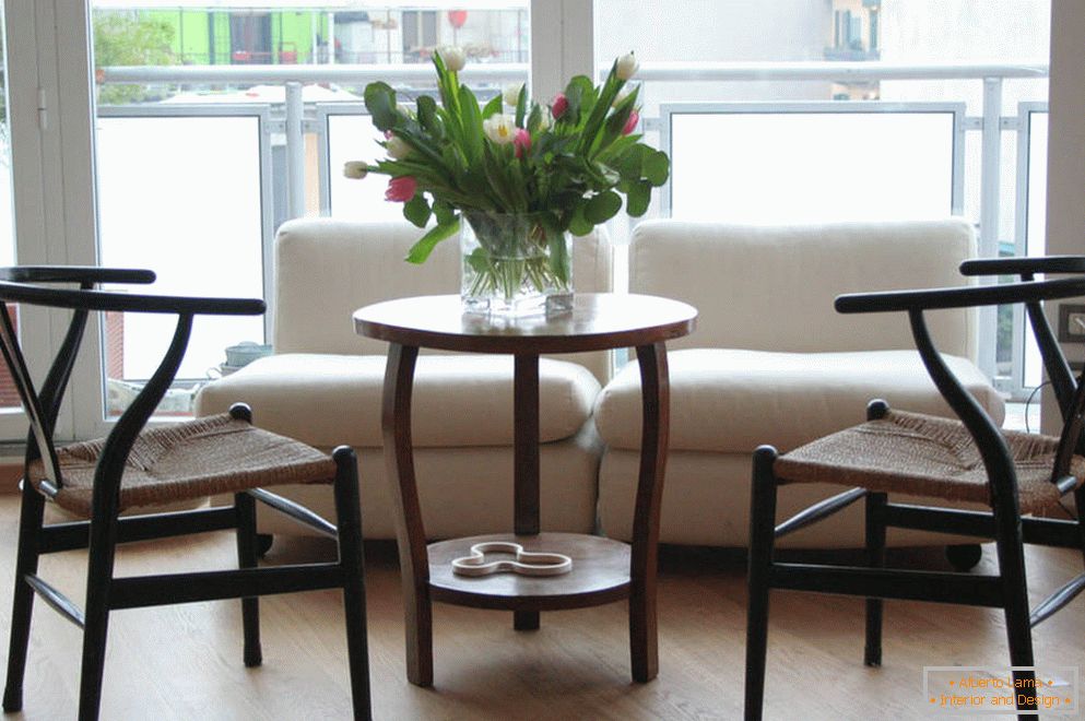 Nenavadne oblike stolov in mizo s cvetjem