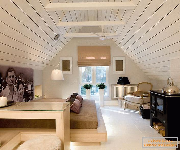 Podstrešje je urejeno v minimalističnem slogu s hišnimi notami. Duh vasega sloga naredi spalnico posebno in nepozabno.