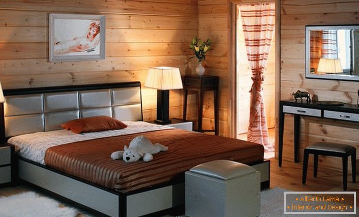 Stene prostora iz lesenega okvirja so harmonično združene s pohištvom v spalnici barve cenogeeja.