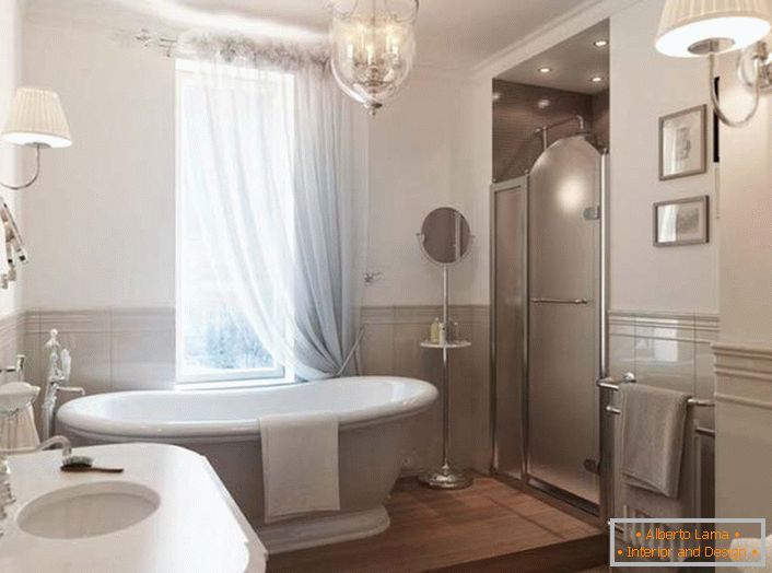 Velika keramična bela kopalnica postane vrhunec notranjosti sobe. Okno je prekrito s prozorno spuščeno zaveso iz naravnega blaga, ki popolnoma ustreza slogu Art Nouveau.