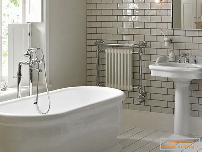 Veliko okno je svetla značilnost sloga Art Nouveau v kopalnici. Romantično vzdušje miru in sprostitve bo pomagalo pri boju proti utrujenosti po dnevnem delu.