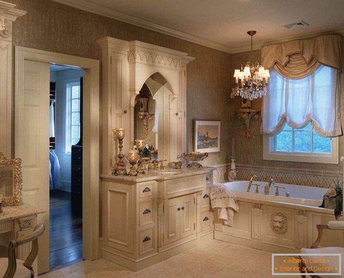 Eleganten dizajn z notami pomposity je v resničnosti v kopalnici v slogu Art Nouveau.