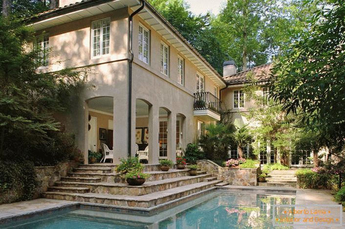 Elite hiša v sredozemskem slogu z bazenom.