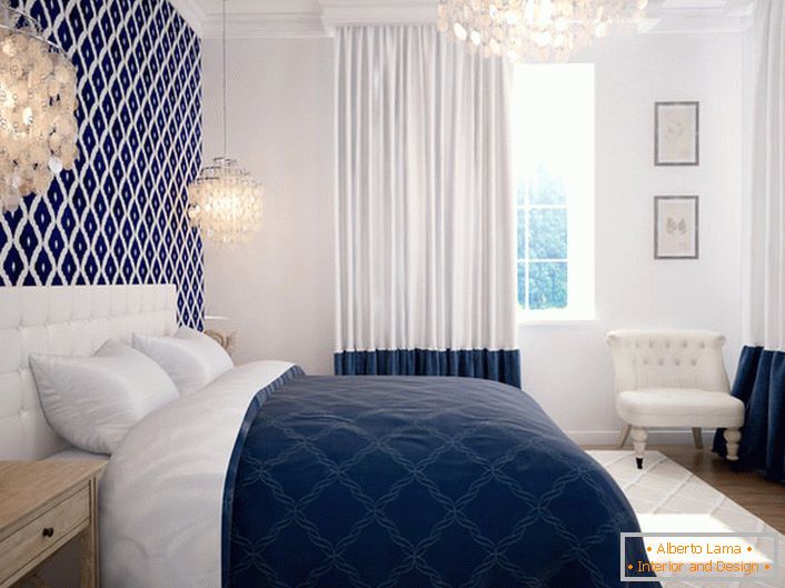 Za spalnico v mediteranskem slogu je značilna majhna oblika. Ugodna kombinacija bele in modre barve odlikujeta morske motive in sklopi za počitek.
