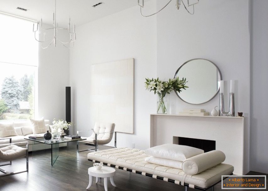 Laconski in zadržani dizajn minimalistične slogovne dnevne sobe v domači hiši znane francoske umetnice.