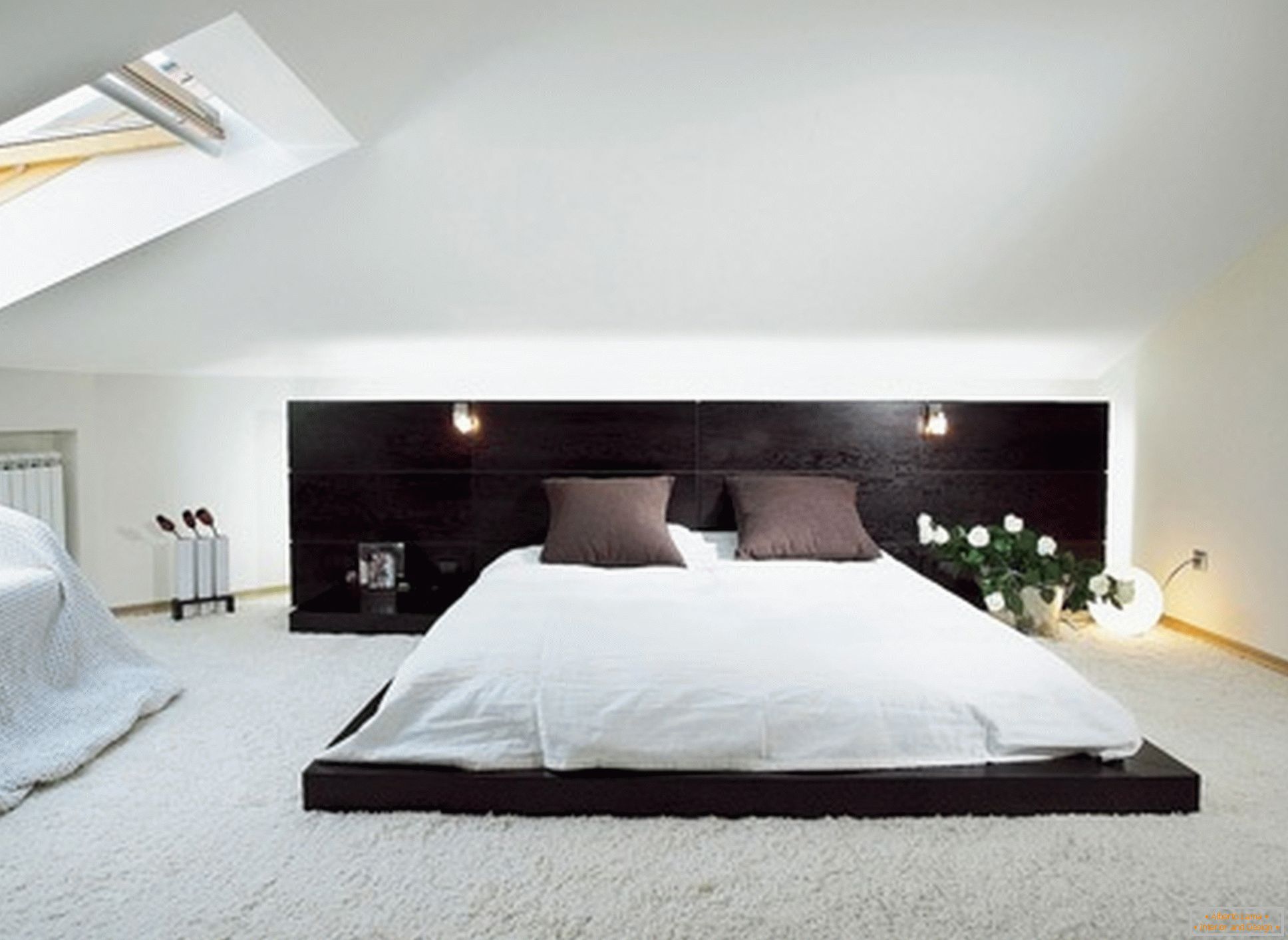 Luksuzna spalnica v slogu minimalizma - primer uspešnega oblikovanja majhne sobe na podstrešju.