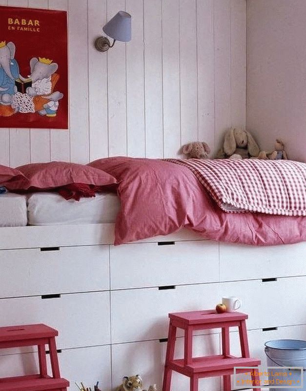 Postelja na podij za povečanje prostora v spalnici