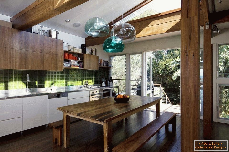 Leseni tramovi in ​​pohištvo v kuhinji v eko slogu