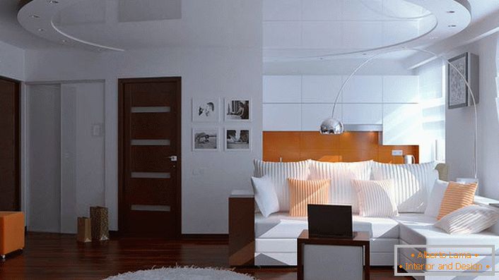 Dnevna soba v sodobnem slogu v navadnem stanovanju v Moskvi. Notranjost ni neredna zaradi nepotrebnih podrobnosti.