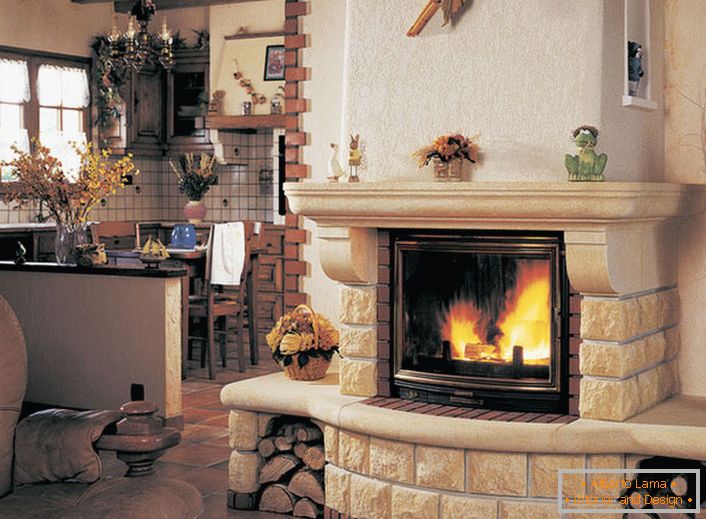 Prijeten, lahka kamin s sodobnim ognjiščem in toplotno odpornim steklom. Police na kaminu za spominke in družinske fotografije.