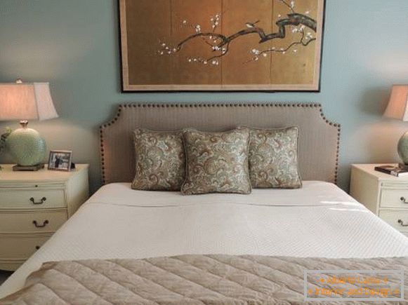 Lepa spalnica z japonsko sliko v notranjosti