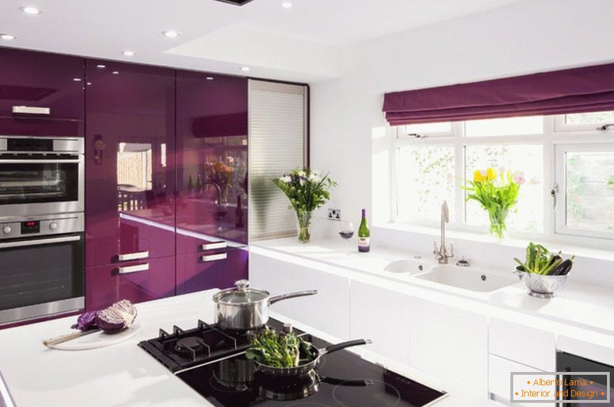 Oblikovanje prostorne vijolično bele kuhinje