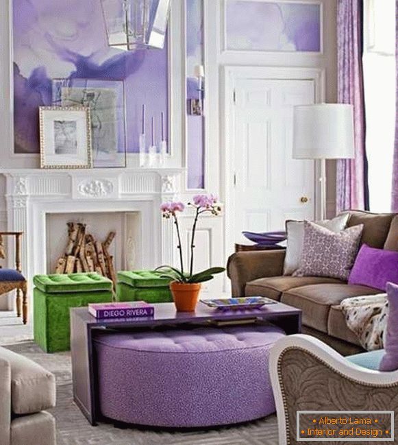 Svetlo vijolična v dnevni sobi s kaminom