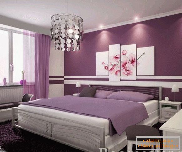 Vijolične barve v notranjosti spalnice