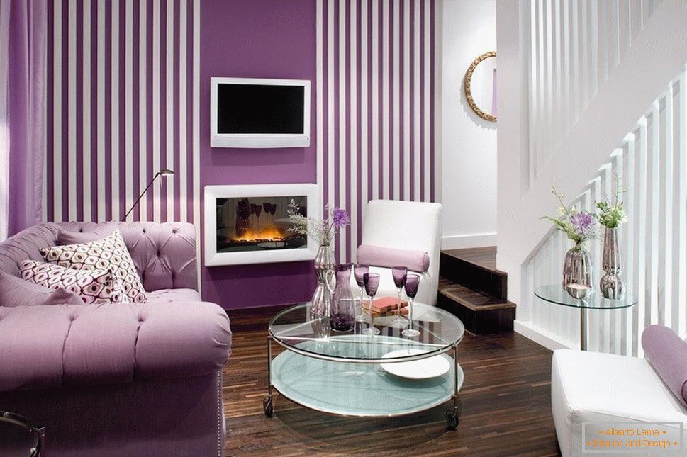 Vijolična kavč in stene v sobi