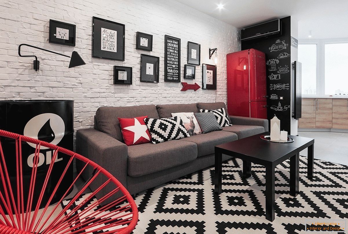 Rdeči dekor elementov v črno-beli studio apartma