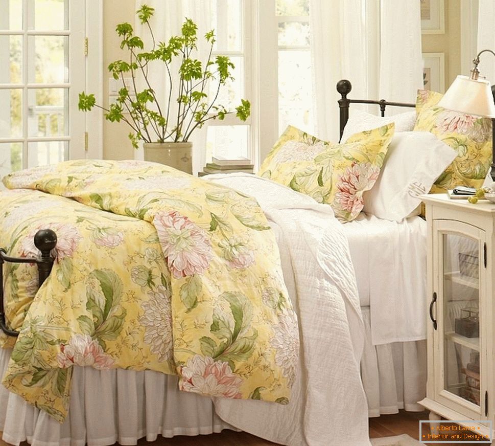 Velika postelja v francoskem stilu