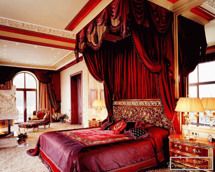 Masivna svetla škrlatna krošnja se popolnoma prilega celotni sliki notranjosti. Zanimiva kombinacija nadstrešnice nad posteljo in zavesami.