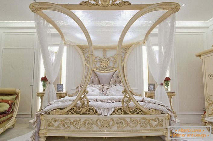 Razkošna krošnja v spalnici v baročnem slogu. Odličen design projekt za družinsko spalnico.