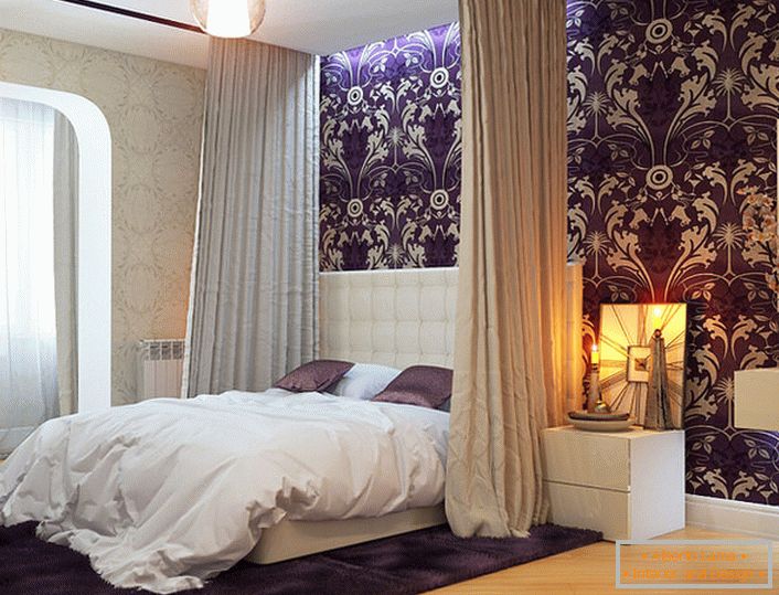 Baldahin, vgrajen v strop, popolnoma združen s strogo posteljo v slogu Art Nouveau.