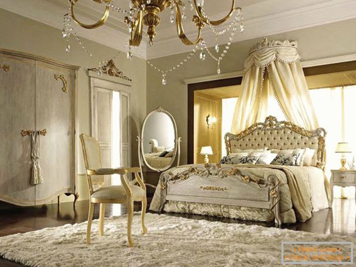 Baldakhin nad posteljo je bil odstranjen za glavo. Mehke bež barve se uspešno mešajo z zlatimi elementi dekorja.