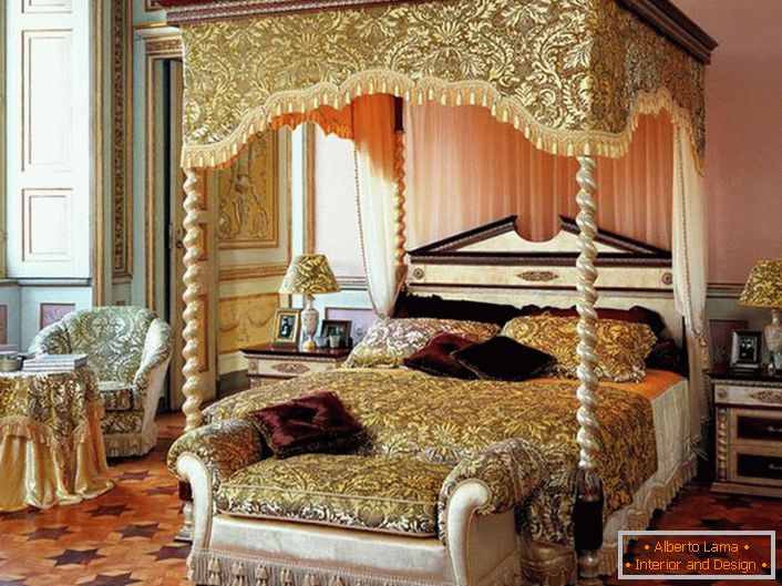 Elegantna prostorna spalnica z nadstreškom nad posteljo.