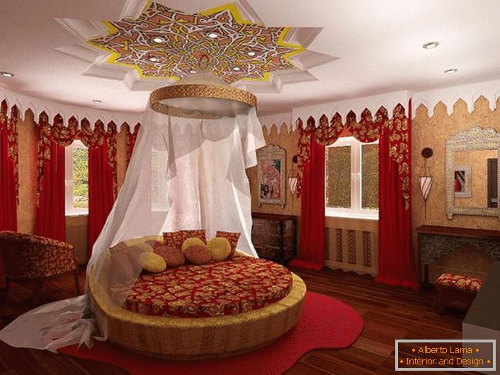 V središču kompozicije je okrogla postelja pod krošnjami. Pozornost privlači strop, ki je zanimivo okrašen nad posteljo.
