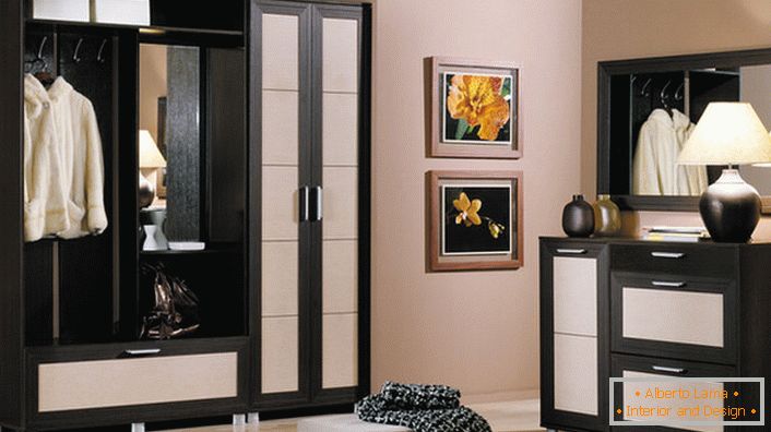Klasična kombinacija črno-belega za hodnik. Modularno pohištvo je morda najbolj praktična možnost za koridor. 