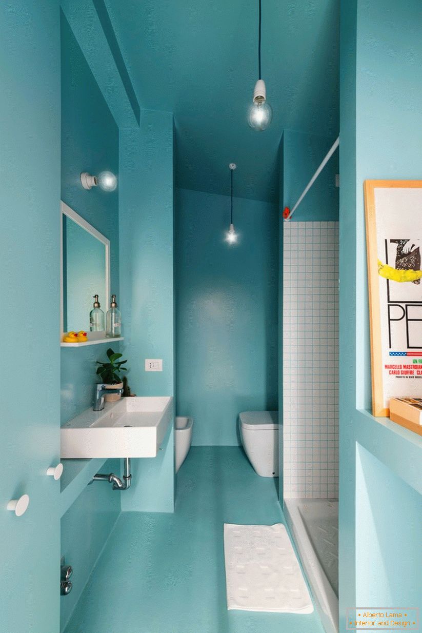 Notranja kopalnica s turkizno barvo